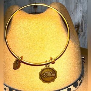 GUC  Mom Bangle Bracelet